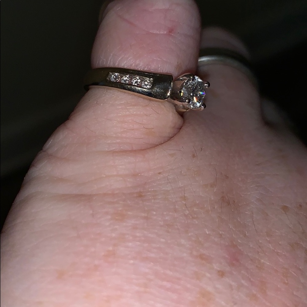 Engagement ring - Picture 3 of 8